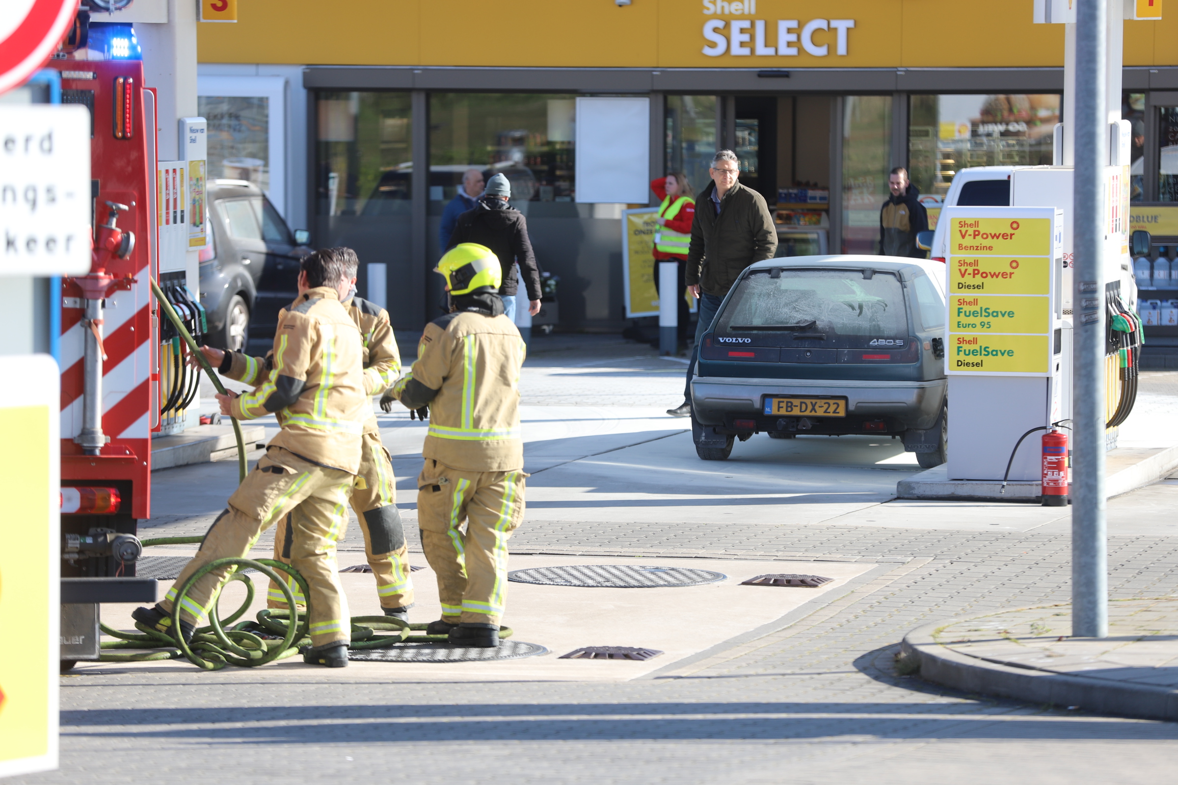 Auto in brand onder tankstation Rijswijk, omstanders voorkomen erger