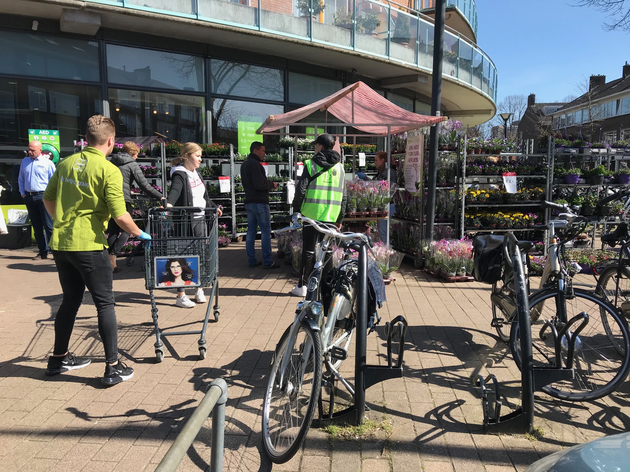 PLUS Jongenotter doneert orchideeën aan zorgmedewerkers