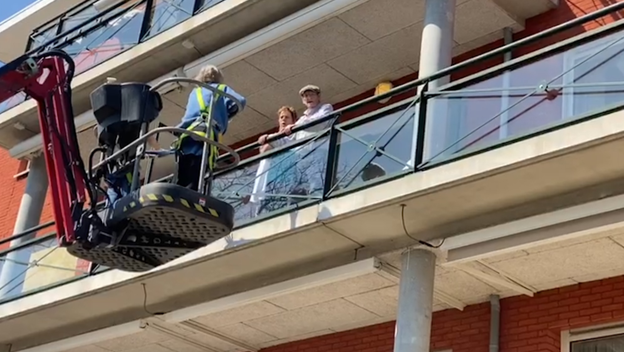 [VIDEO] Glazenwassers zorgen voor hereniging echtpaar in Onderwatershof