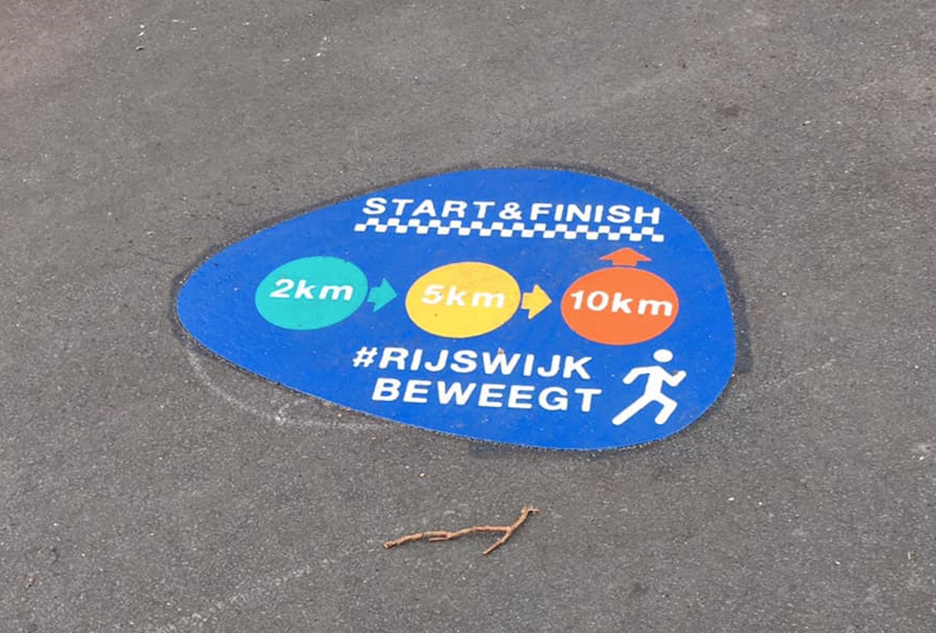 Steeds meer Rijswijkers vragen zich af wat de stickers met #RijswijkBeweegt betekenen