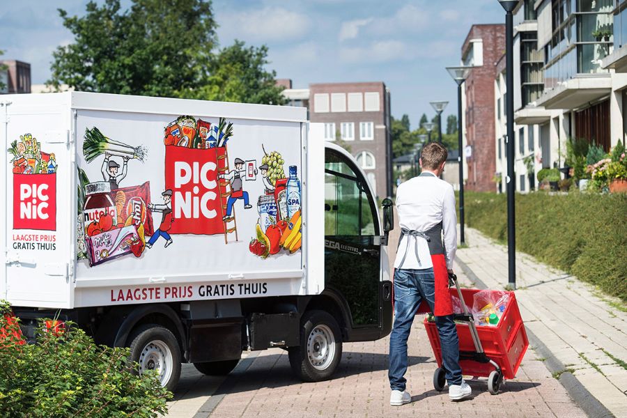 Sfeer in supermarkten bedrukt. Bezorgsupermarkten kunnen drukte niet aan