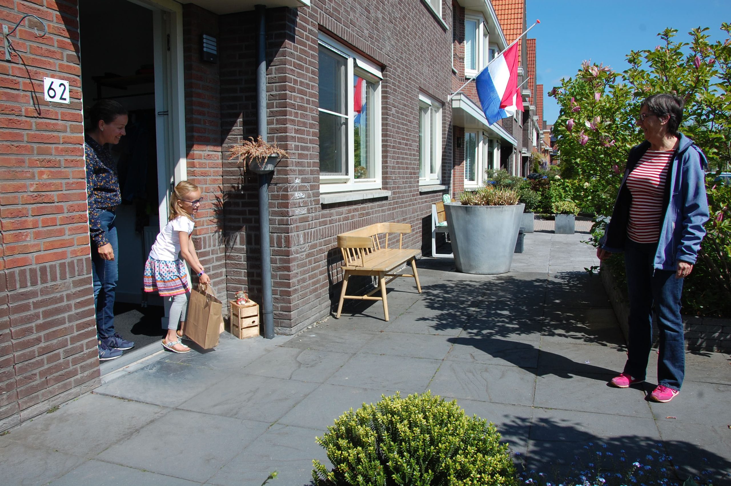 Bibliotheek Oostland bezorgt 5000e boek aan huis Bibliotheek Oostland bezorgt 5000e boek aan huis