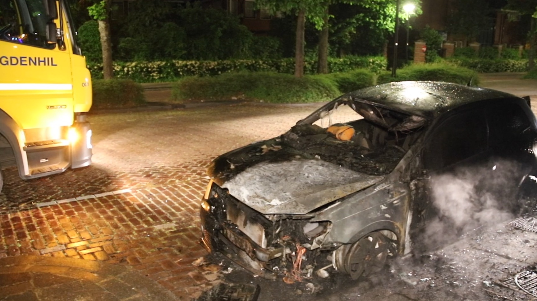 [VIDEO] Auto uitgebrand aan Rijswijkse Van Vredenburchweg