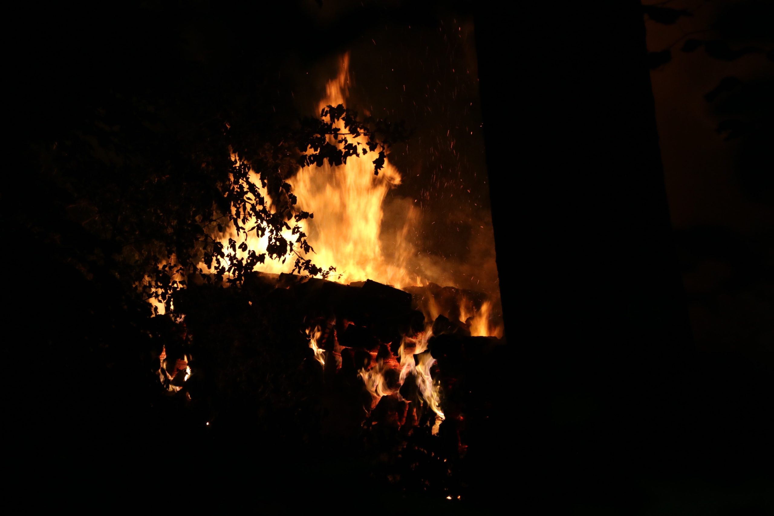 Grote brand in stapel hout langs Noordweg in Pijnacker Grote brand in stapel hout langs Noordweg in Pijnacker