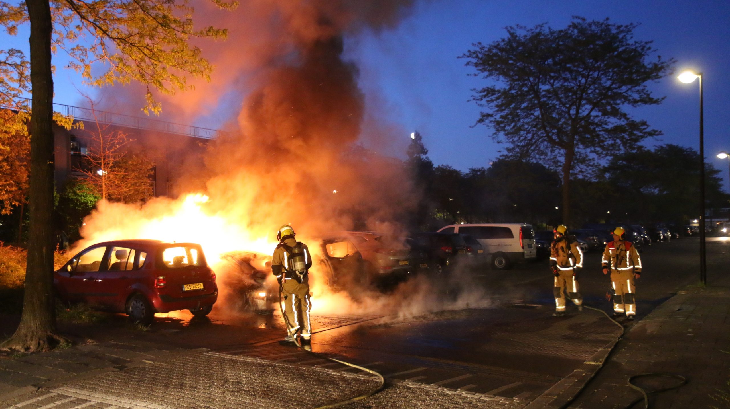 Twee auto’s verwoest door brand aan Siergaarde