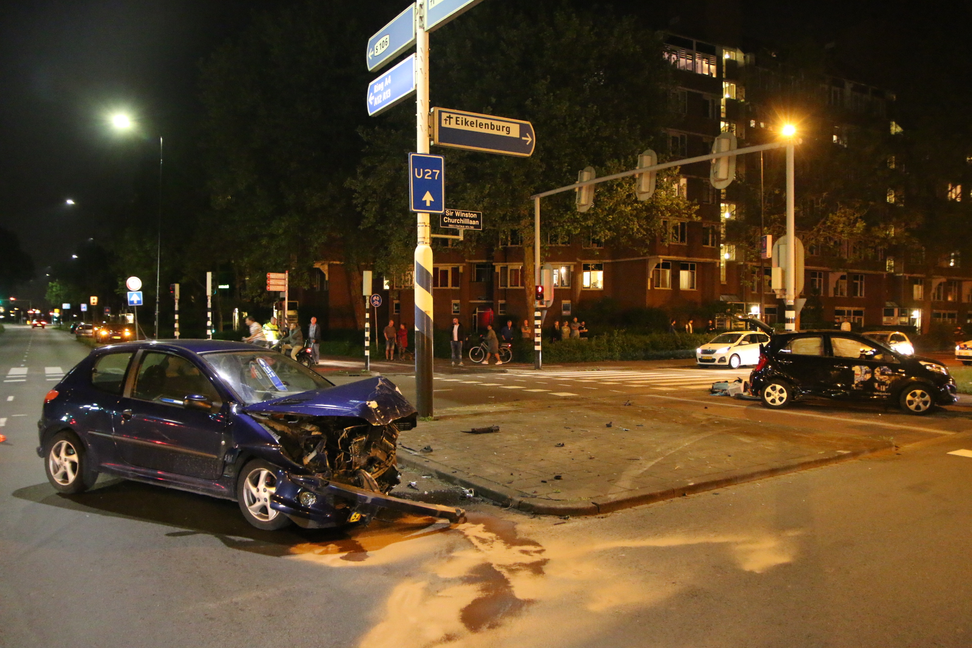 Auto op z’n kant na ongeval Beatrixlaan Rijswijk