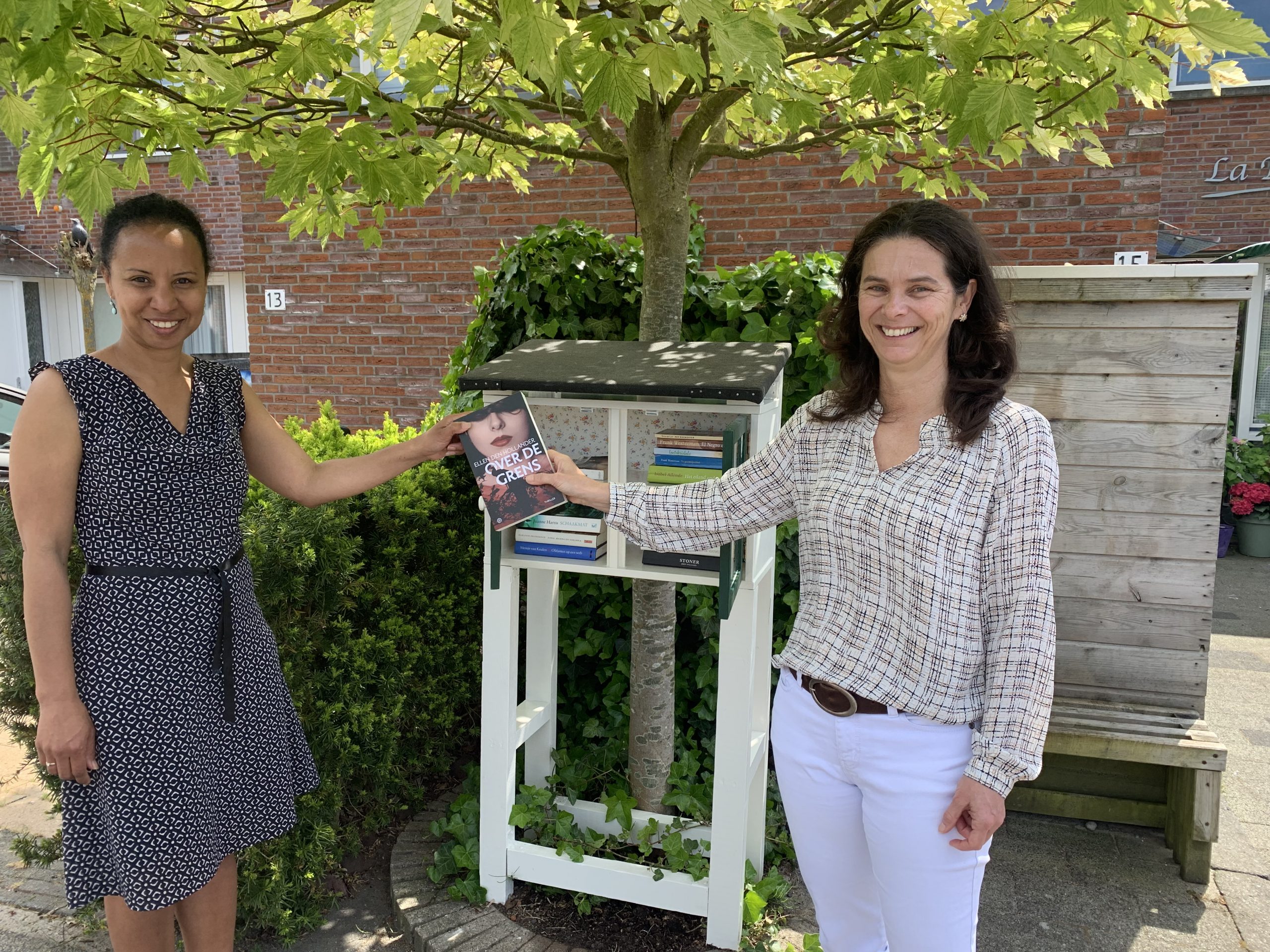 Minibibliotheek Endezant officieel geopend door Rijswijkse schrijver