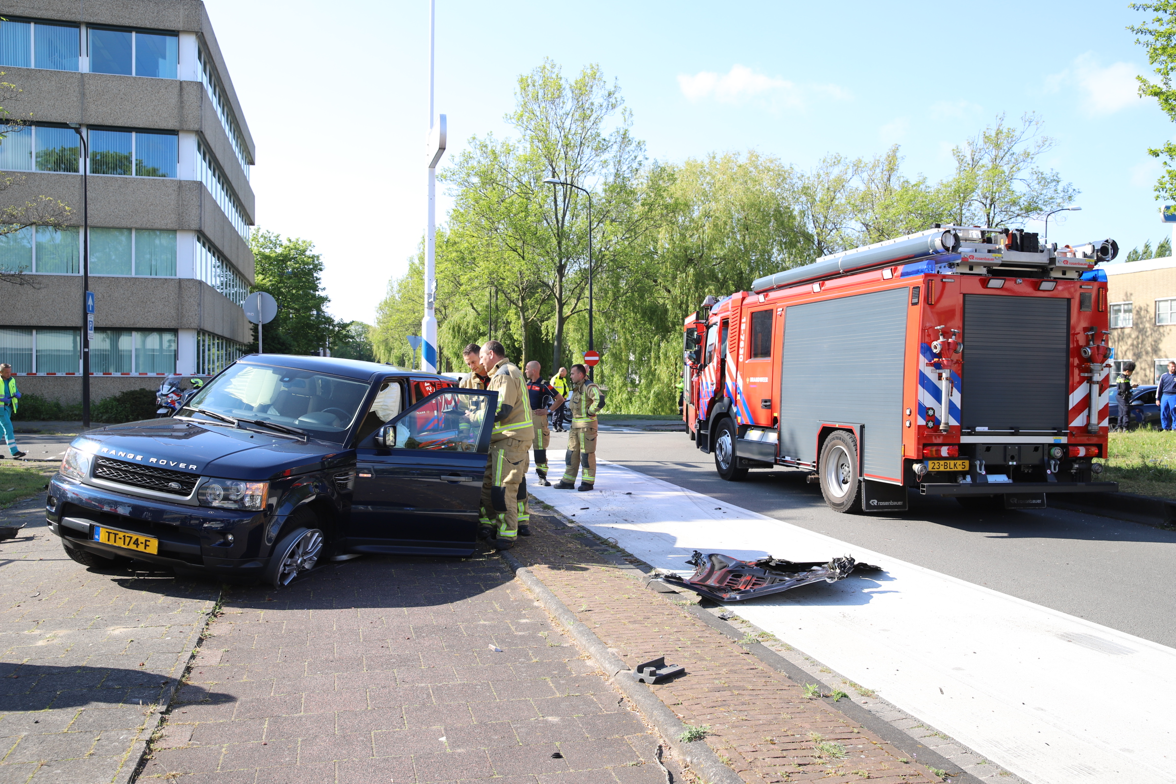 Twee dure auto’s in de prak na crash