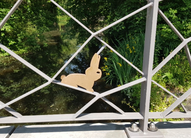 Konijn siert nieuwe brug aan de Eem in Koningshof