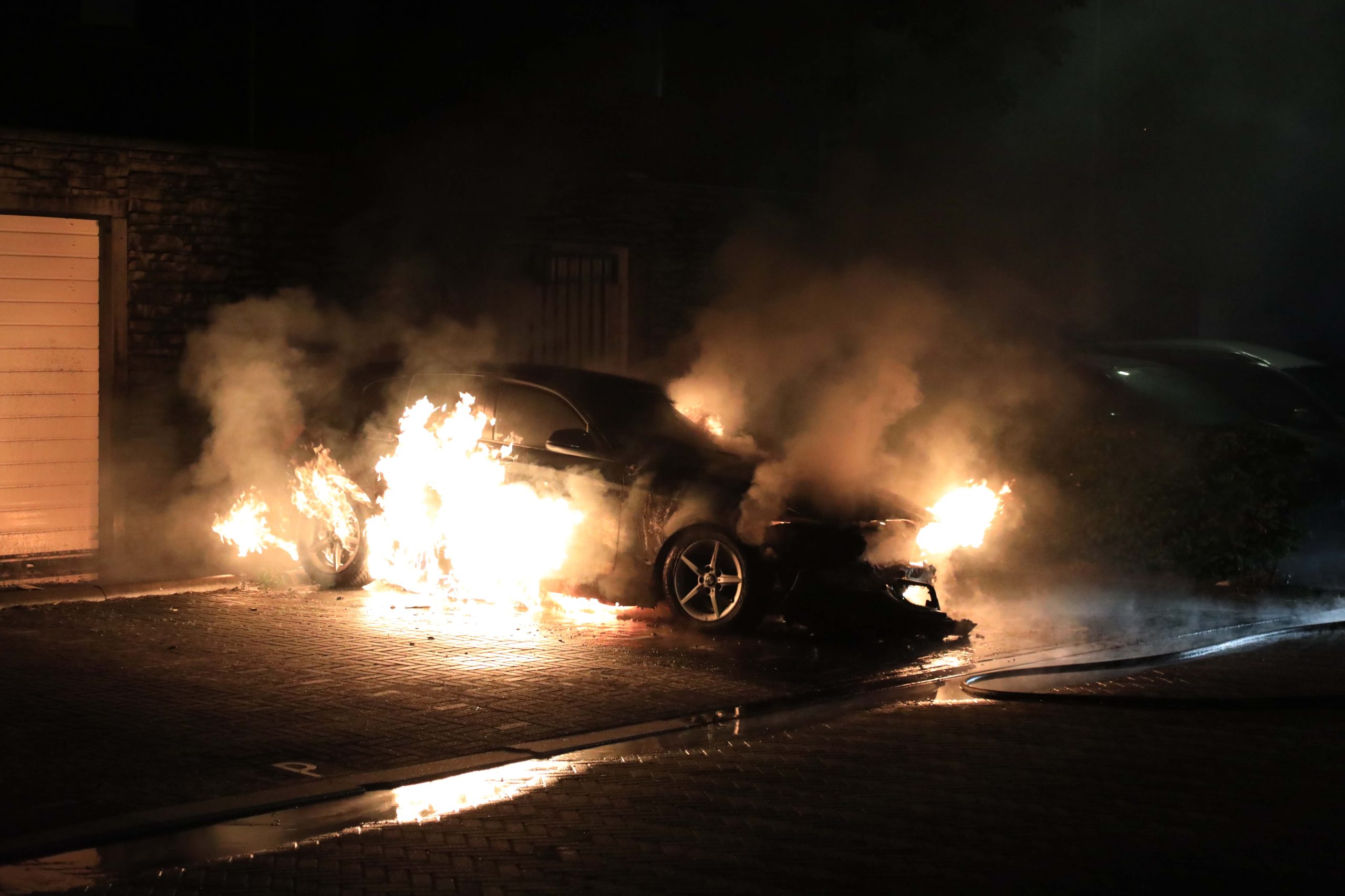 Auto in vlammen opgegaan in Zestienhovenlaan Nootdorp Auto in vlammen opgegaan in Zestienhovenlaan Nootdorp
