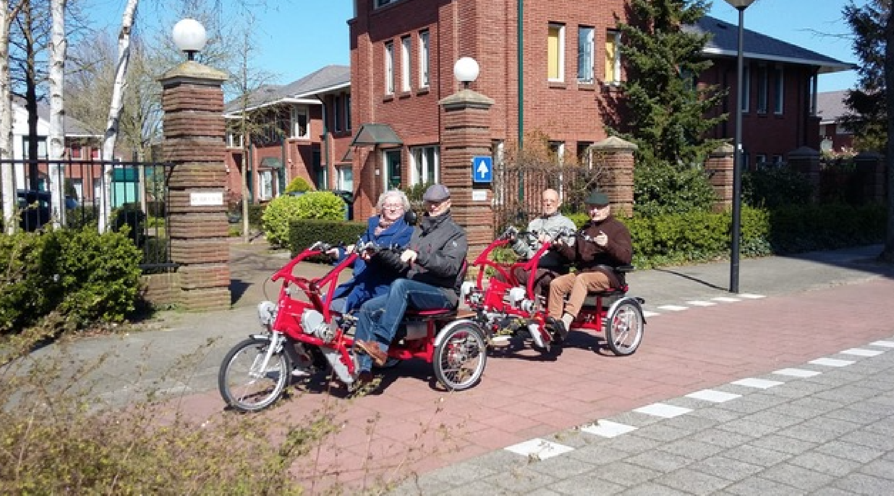 [VIDEO] Fietsseizoen feestelijk geopend bij Onderwatershof met nieuwe rolstoelfiets