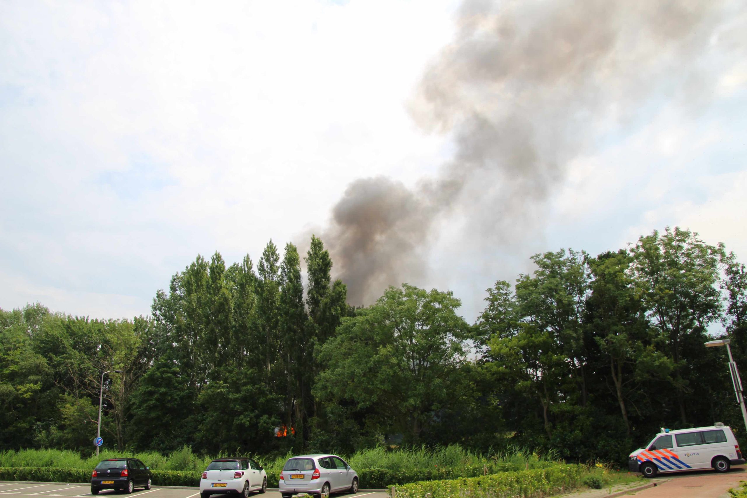 [VIDEO] Grote brand met gevaarlijke stoffen aan ‘s-Gravenweg Nootdorp. Politie sluit drugslab niet uit