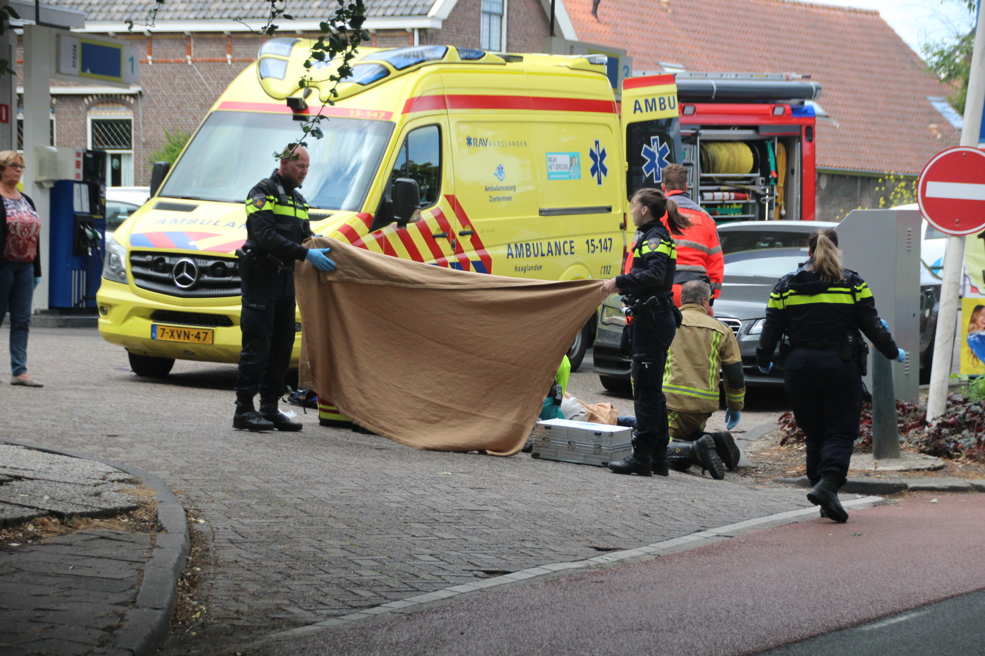 Auto rijdt water in aan Kerkweg Nootdorp
