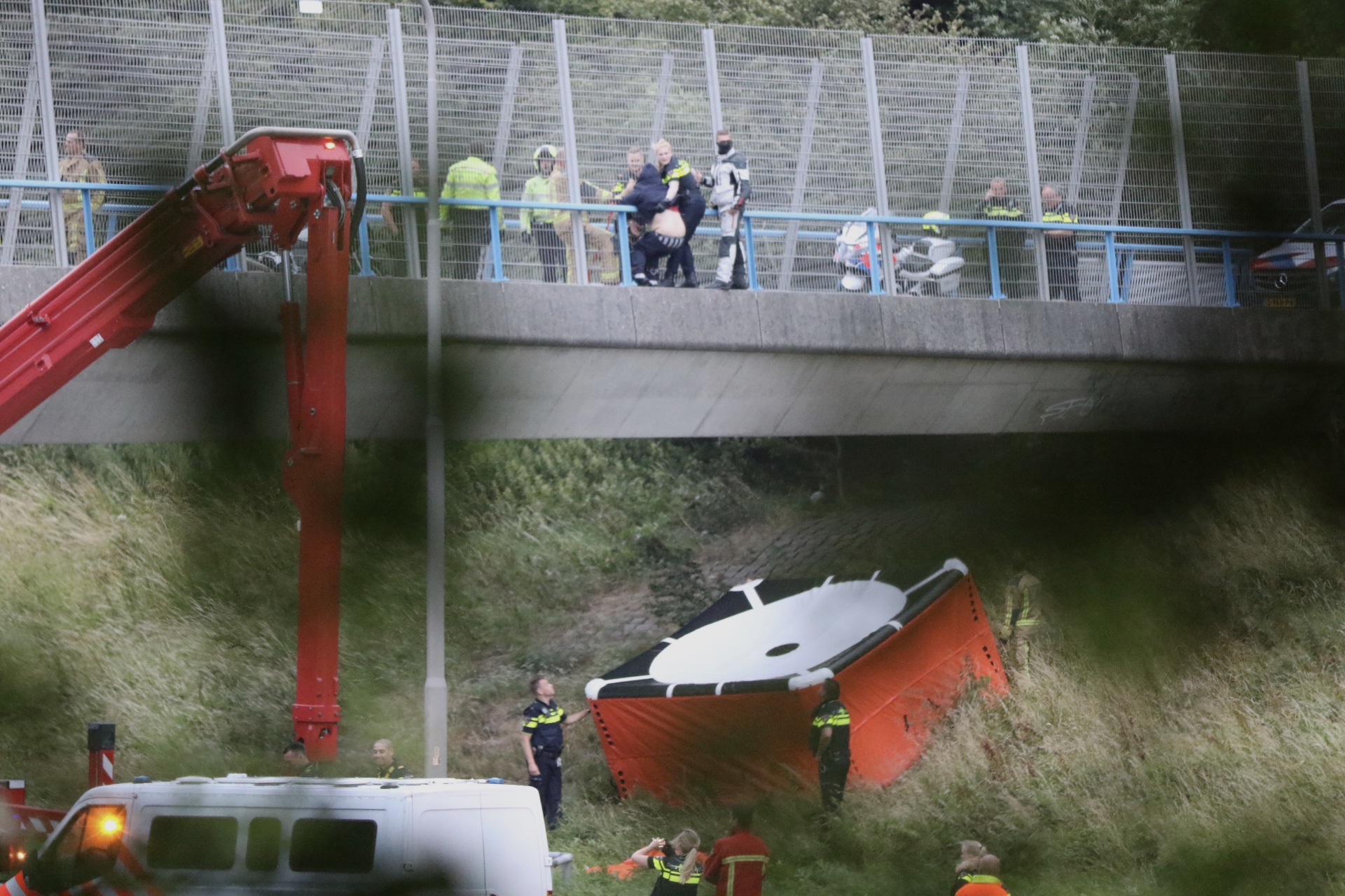 Verwarde man staat op viaduct boven de snelweg A4
