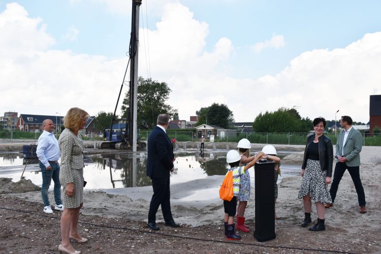 Toekomstige kinderen van IKC Ackerswoude slaan eerste paal