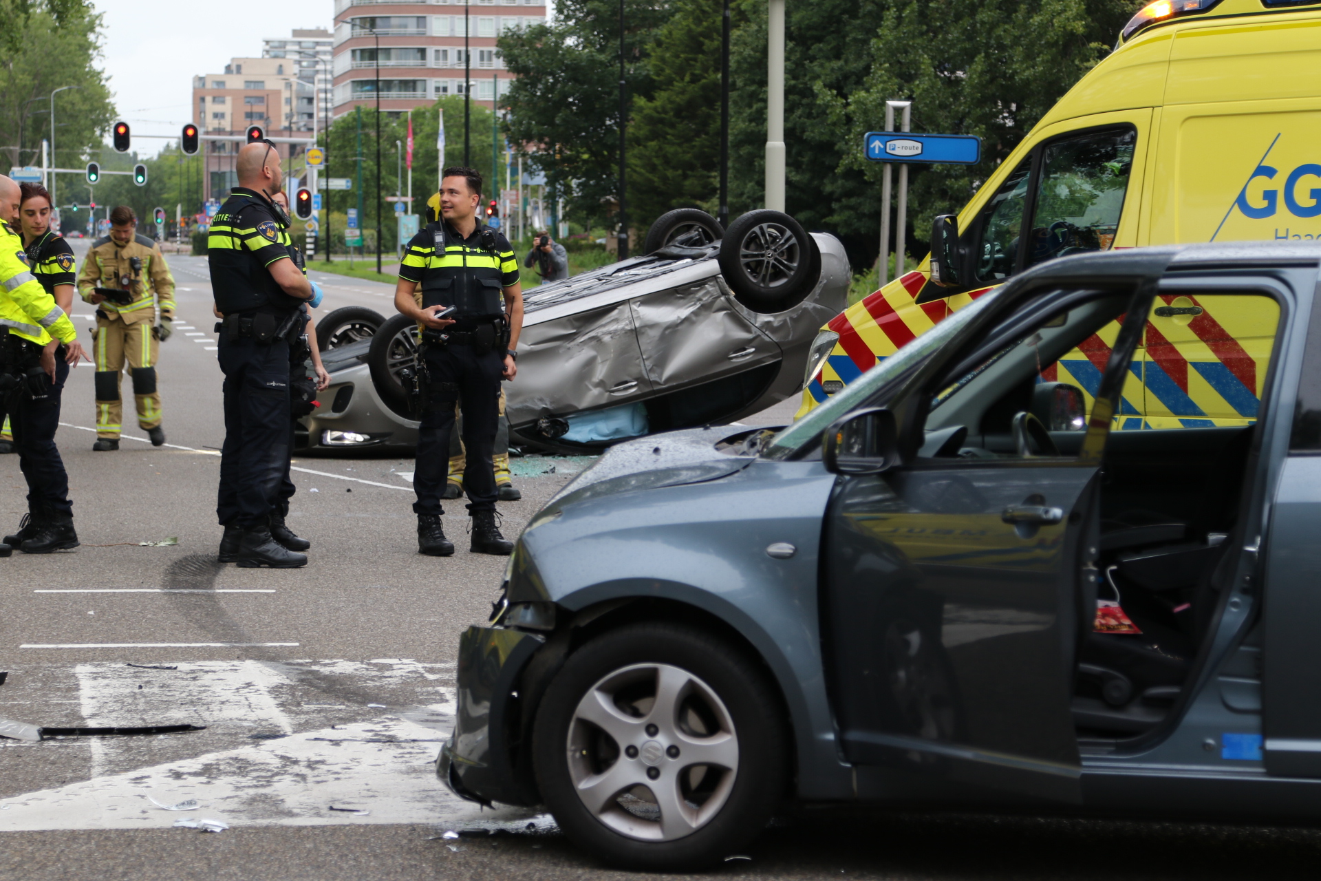 Auto belandt op z’n dak na ongeval Prinses Beatrixlaan Rijswijk