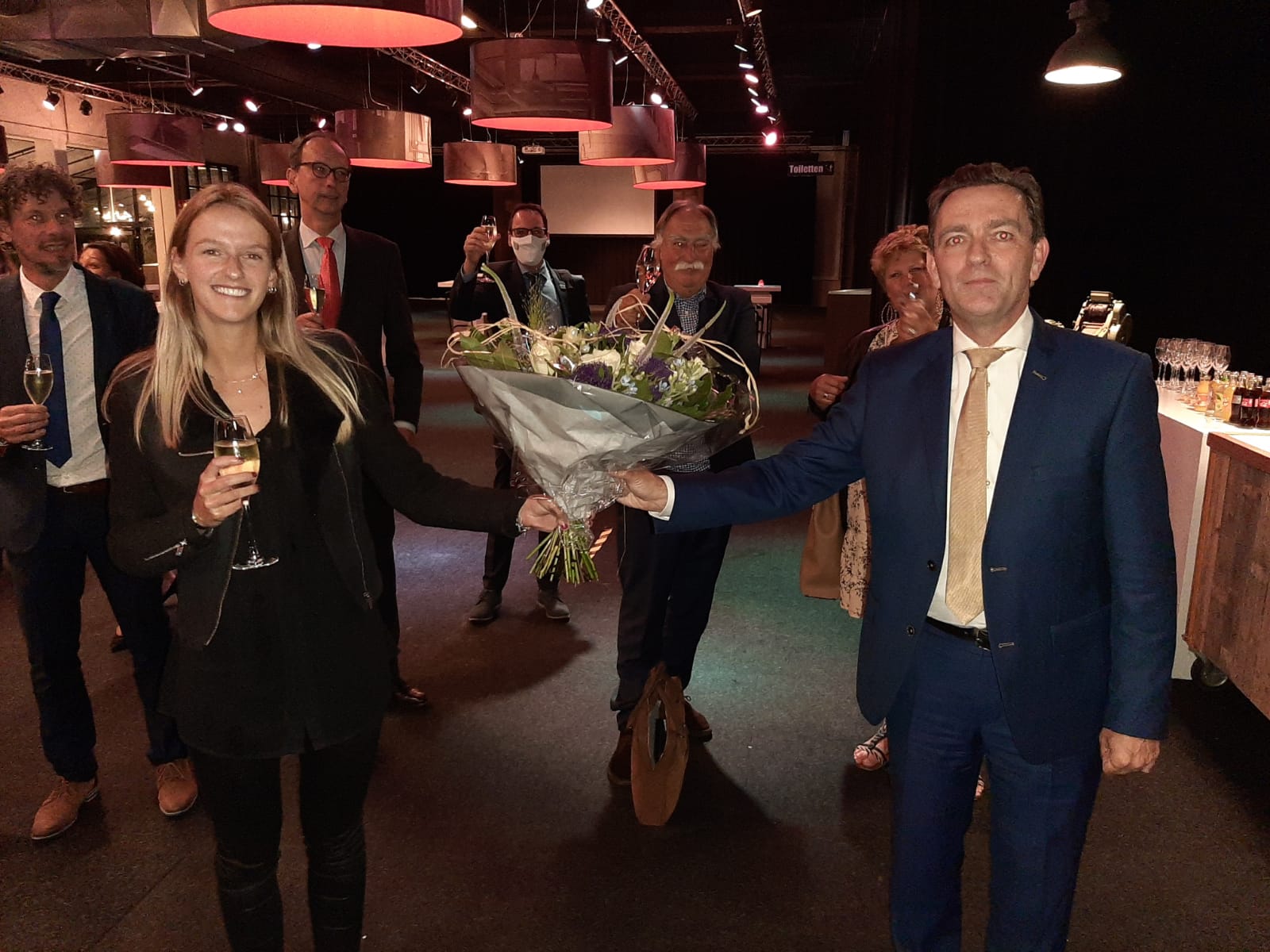Burgemeester krijgt bloemen van de raad vanwege afscheid