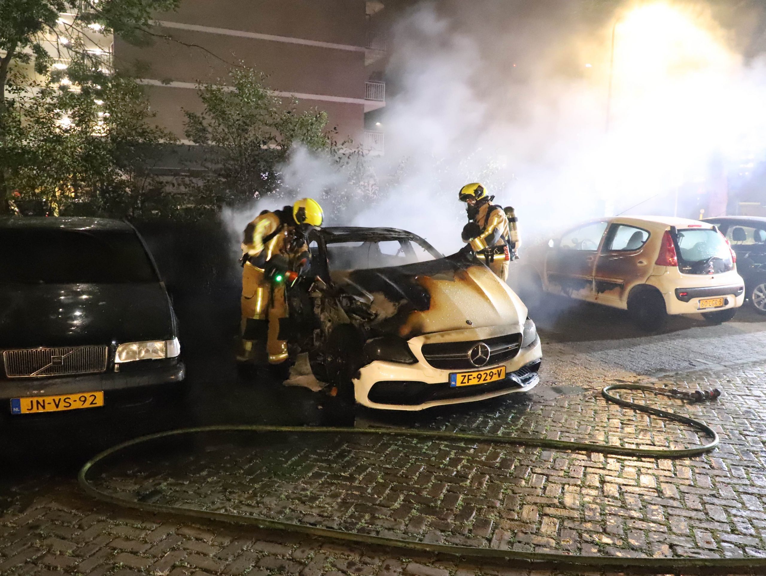 Mercedes verwoest door brand op Waldhoornplein Rijswijk