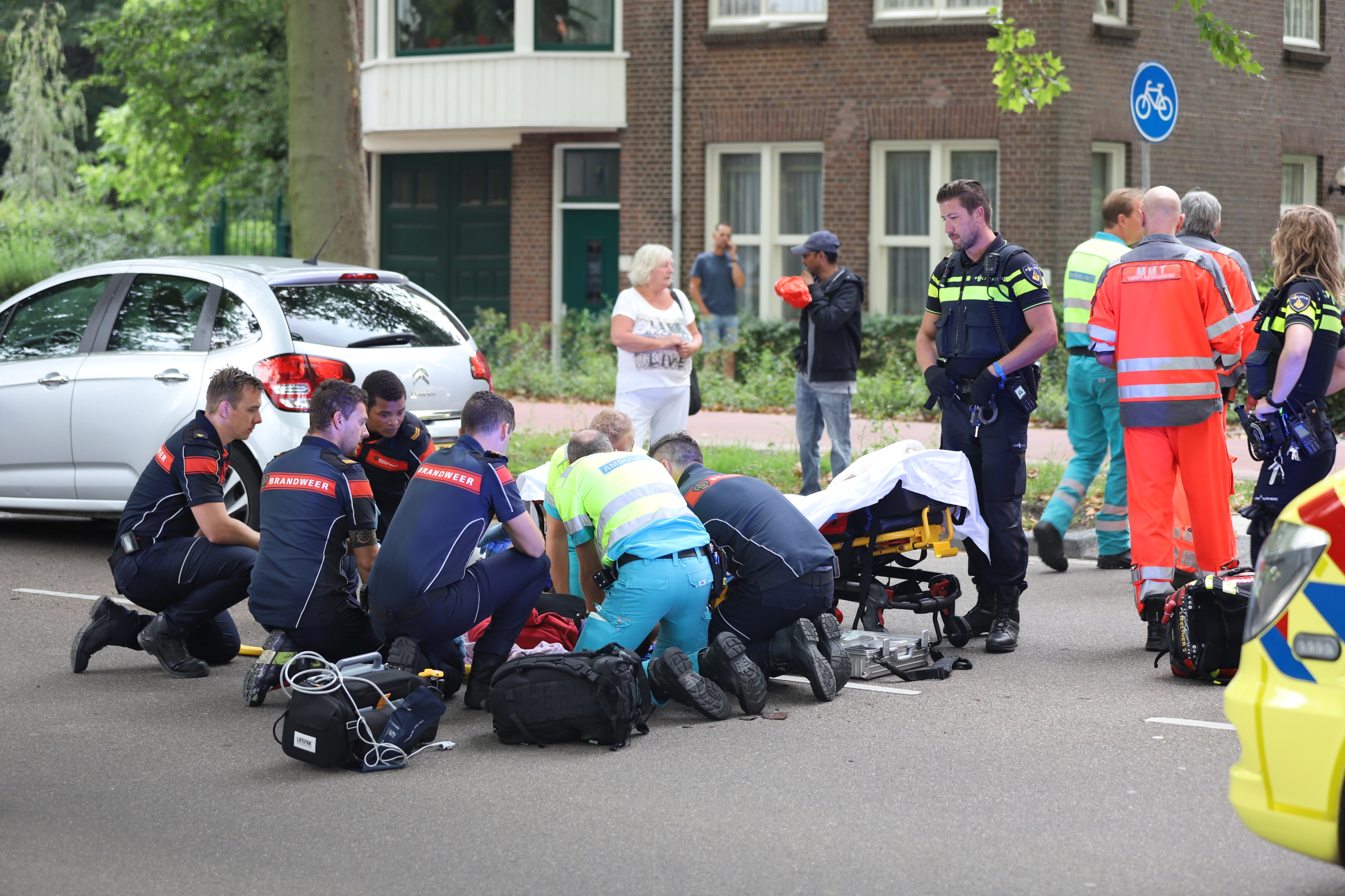 Scooterrijder zwaargewond na aanrijding met auto