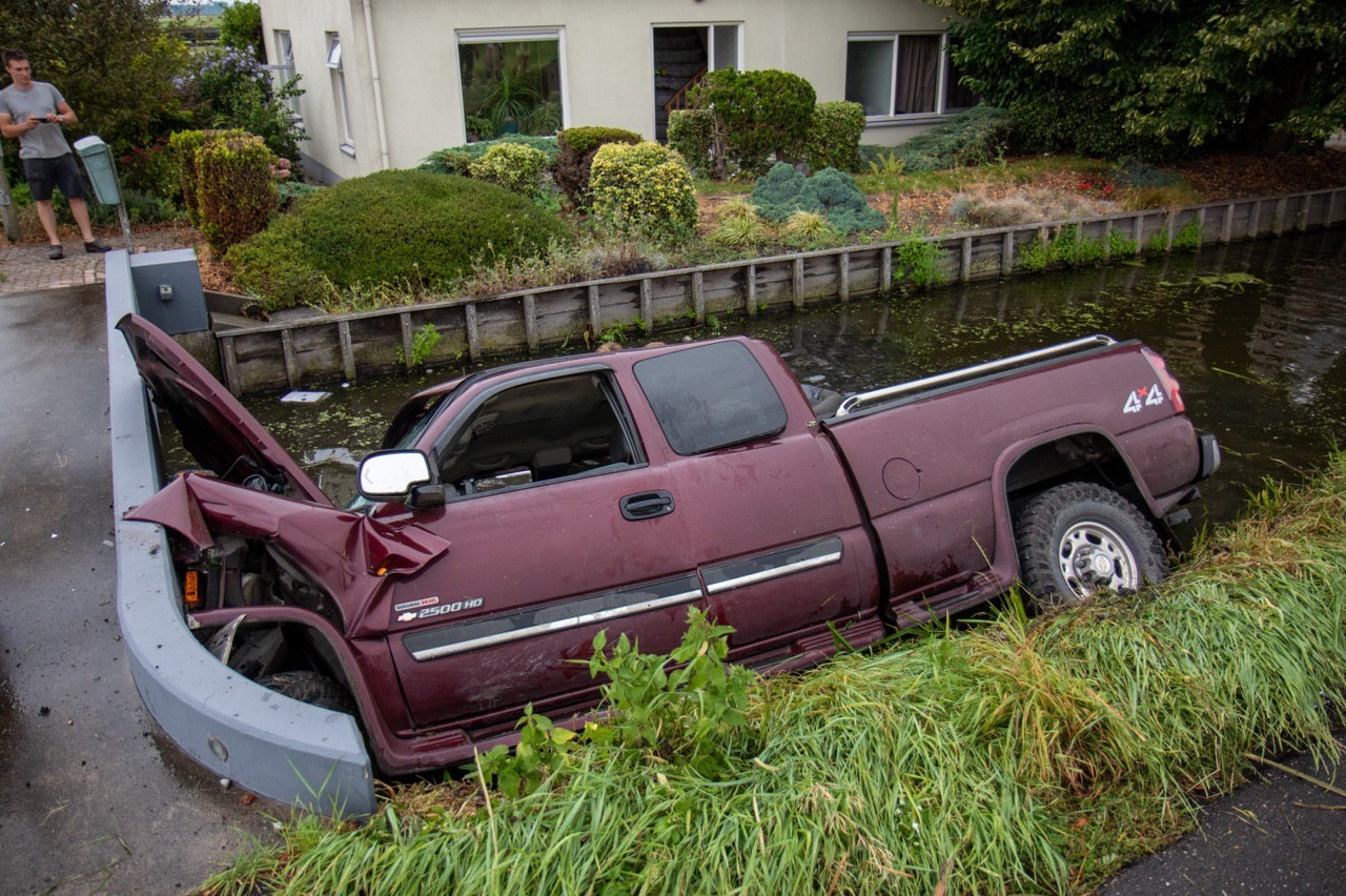 Pick-up belandt in sloot en knalt tegen brug in Pijnacker Pick-up belandt in sloot en knalt tegen brug in Pijnacker