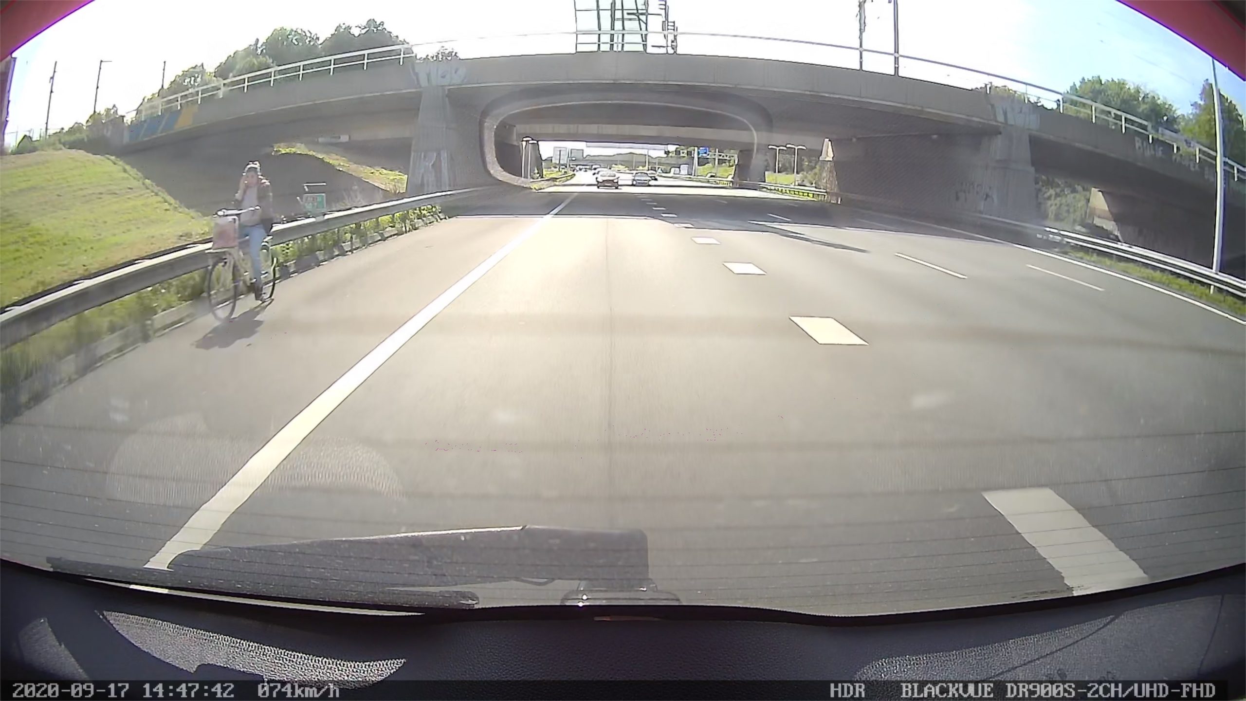 Agenten halen bellend meisje van vluchtstrook op snelweg A4 bij Rijswijk