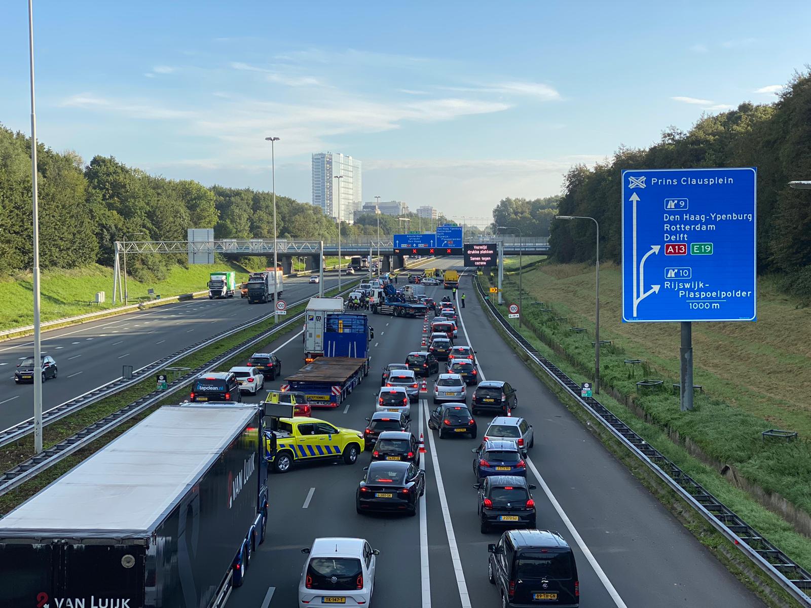 Weg afgesloten door ongeval met drie voertuigen A4 Plaspoelpolder