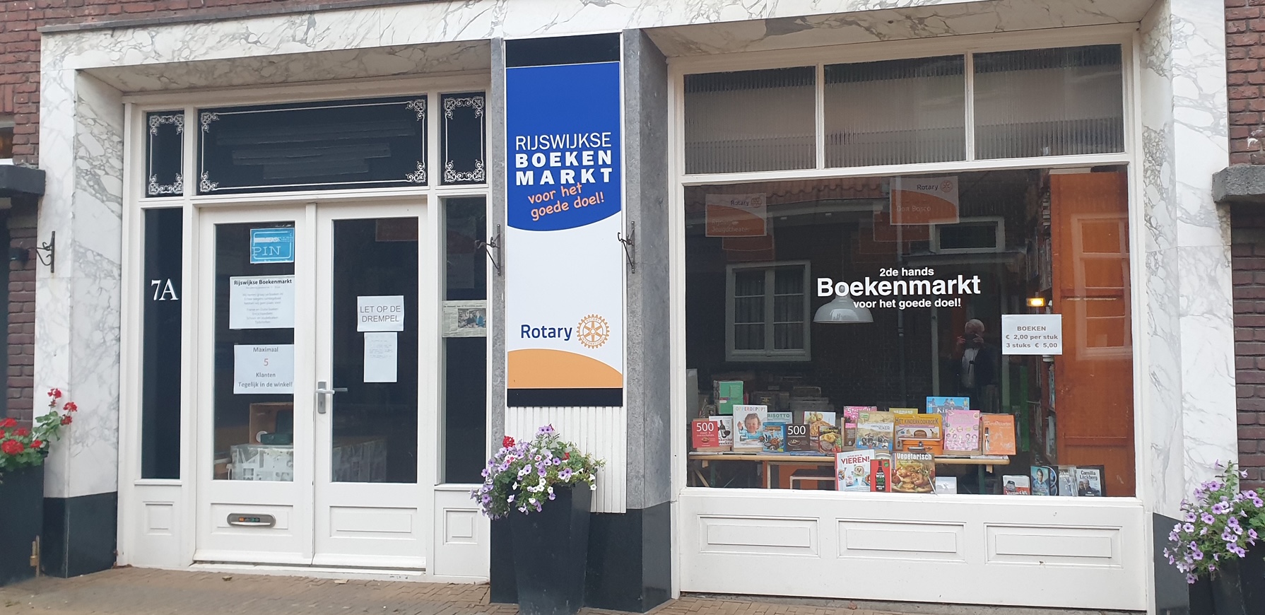Wethouder Johanna Besteman bezoekt Boekenmarkt Rotary 
