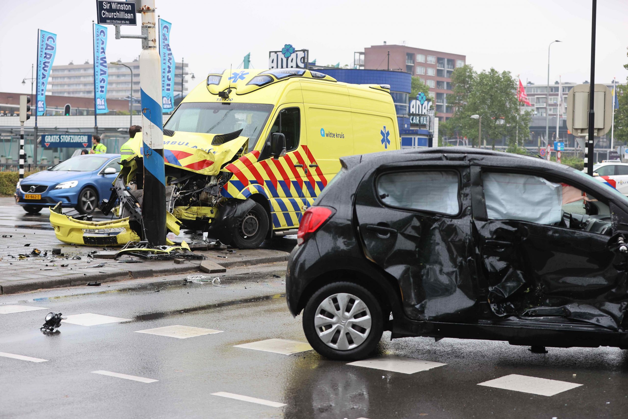 Ambulance krijgt zelf ongeluk op Churchilllaan Rijswijk