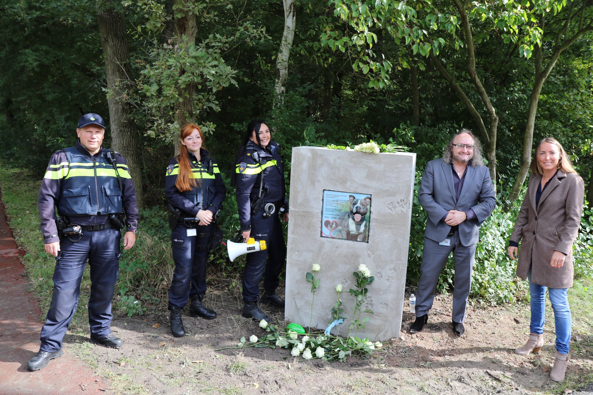 [VIDEO] Onthulling monument voor overleden hond Batman druk bezocht