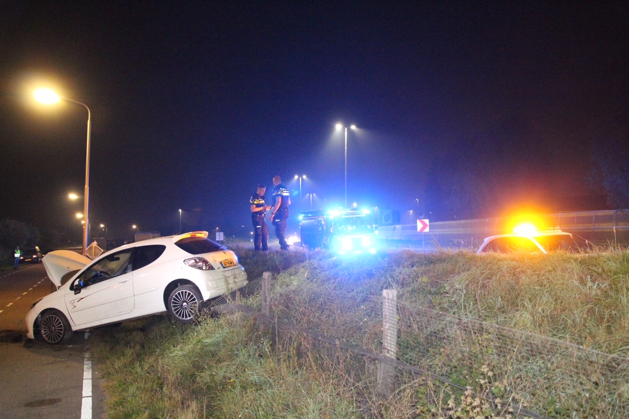 Automobilist raakt van de weg en schiet over dijkje Pijnacker