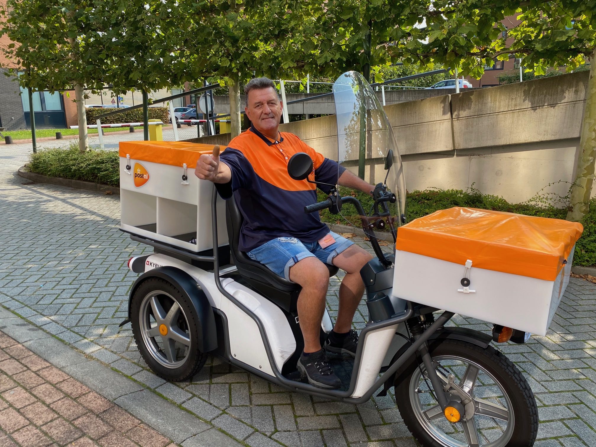 Willem brengt de post rond in een hippe PostNL driewielscooter