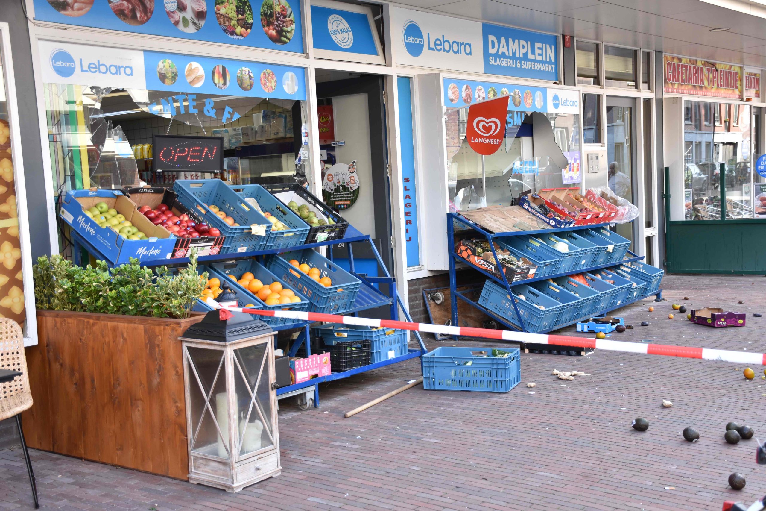 Vrouw gooit ruiten in van supermarkt Damplein Vrouw gooit ruiten in van supermarkt Damplein