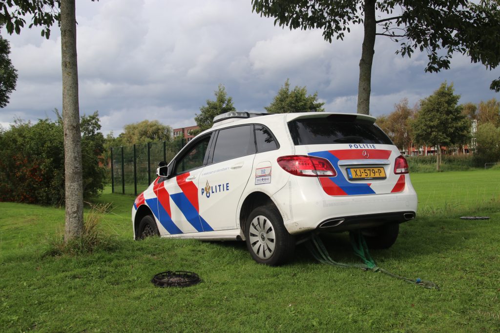 Politievoertuig komt vast te zitten in een parkje in Pijnacker