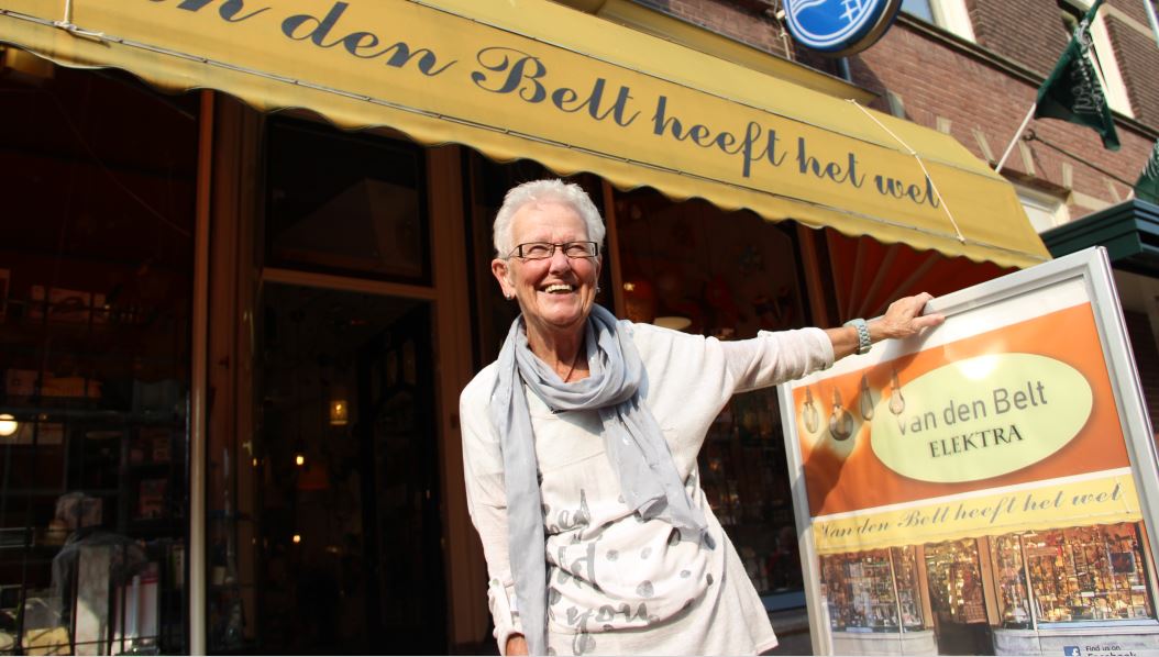 Nog dagelijks staat mevrouw Van den Belt (84) achter de toonbank