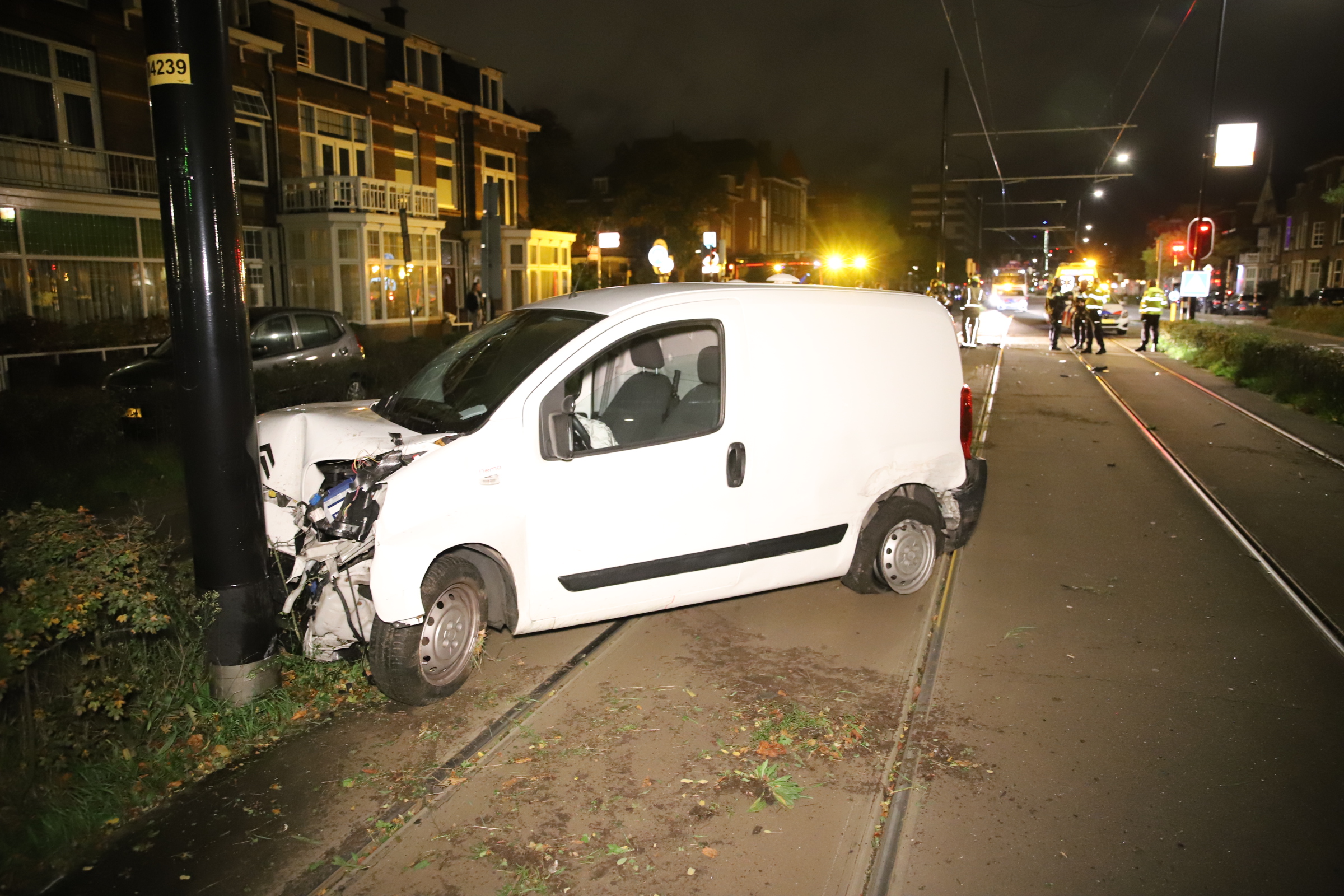 Automobilist rijdt tegen busje op Haagweg Rijswijk
