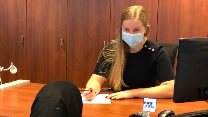 Mondkapje op in het gemeentehuis