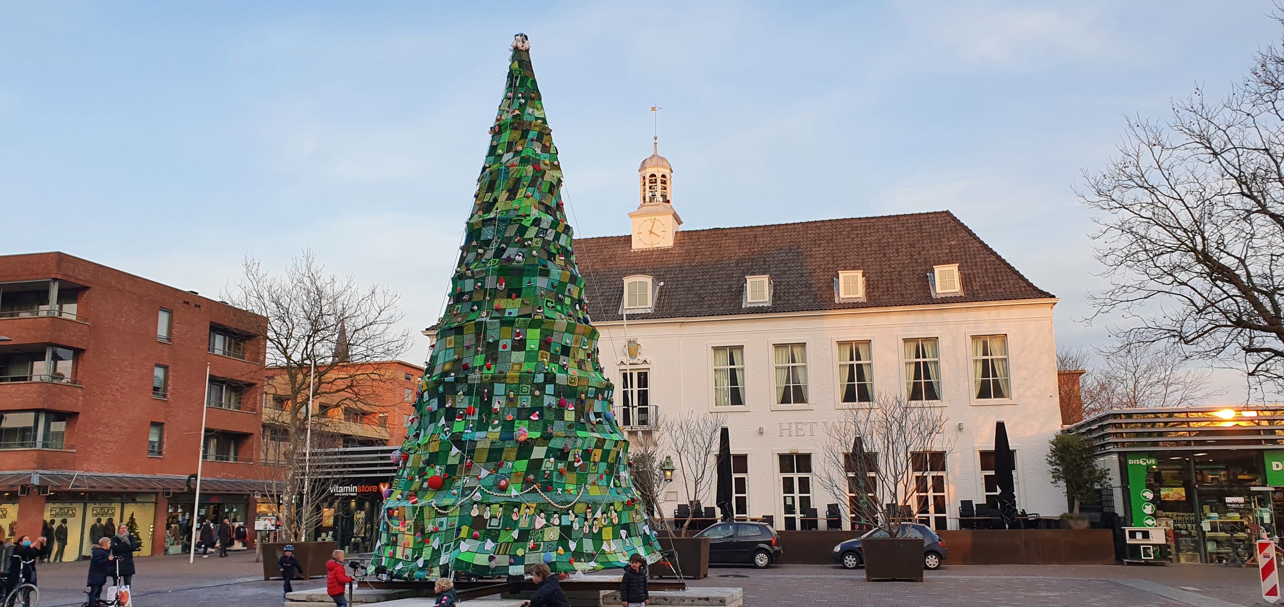 Grootste gehaakte kerstboom staat in Pijnacker en steunt de voedselbank Grootste gehaakte kerstboom staat in Pijnacker en steunt de voedselbank