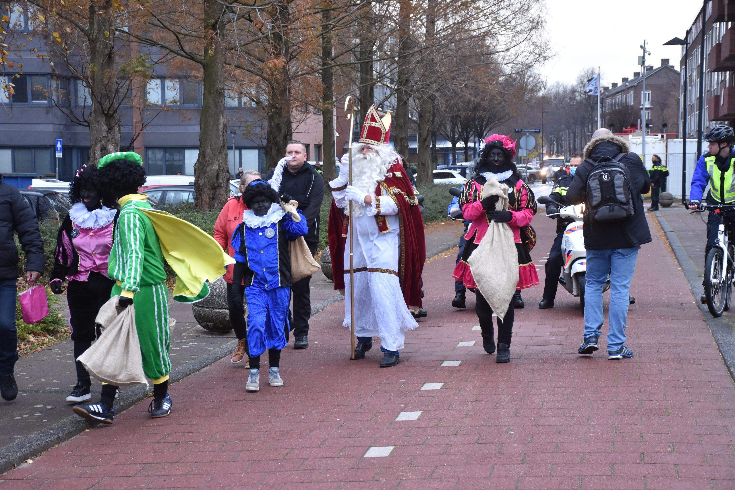 [FOTO] Demonstratie Sinterklaas op Piramideplein