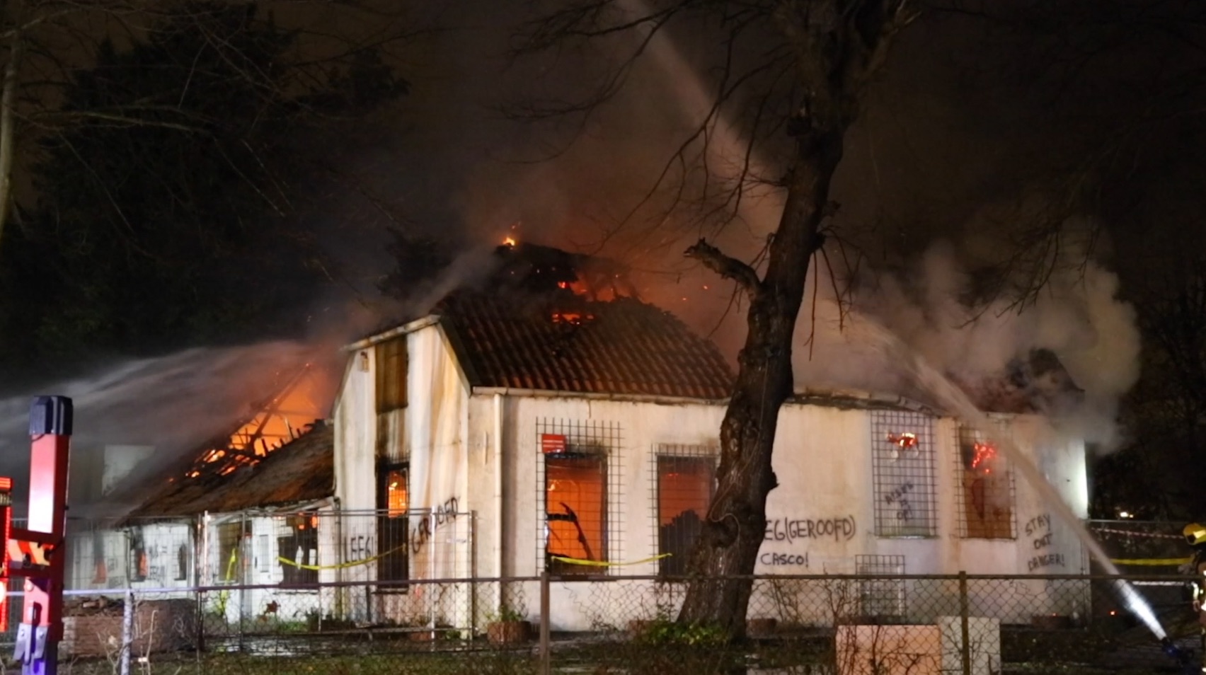 [VIDEO] Zeer grote brand legt leegstaand pand Julialaantje in de as