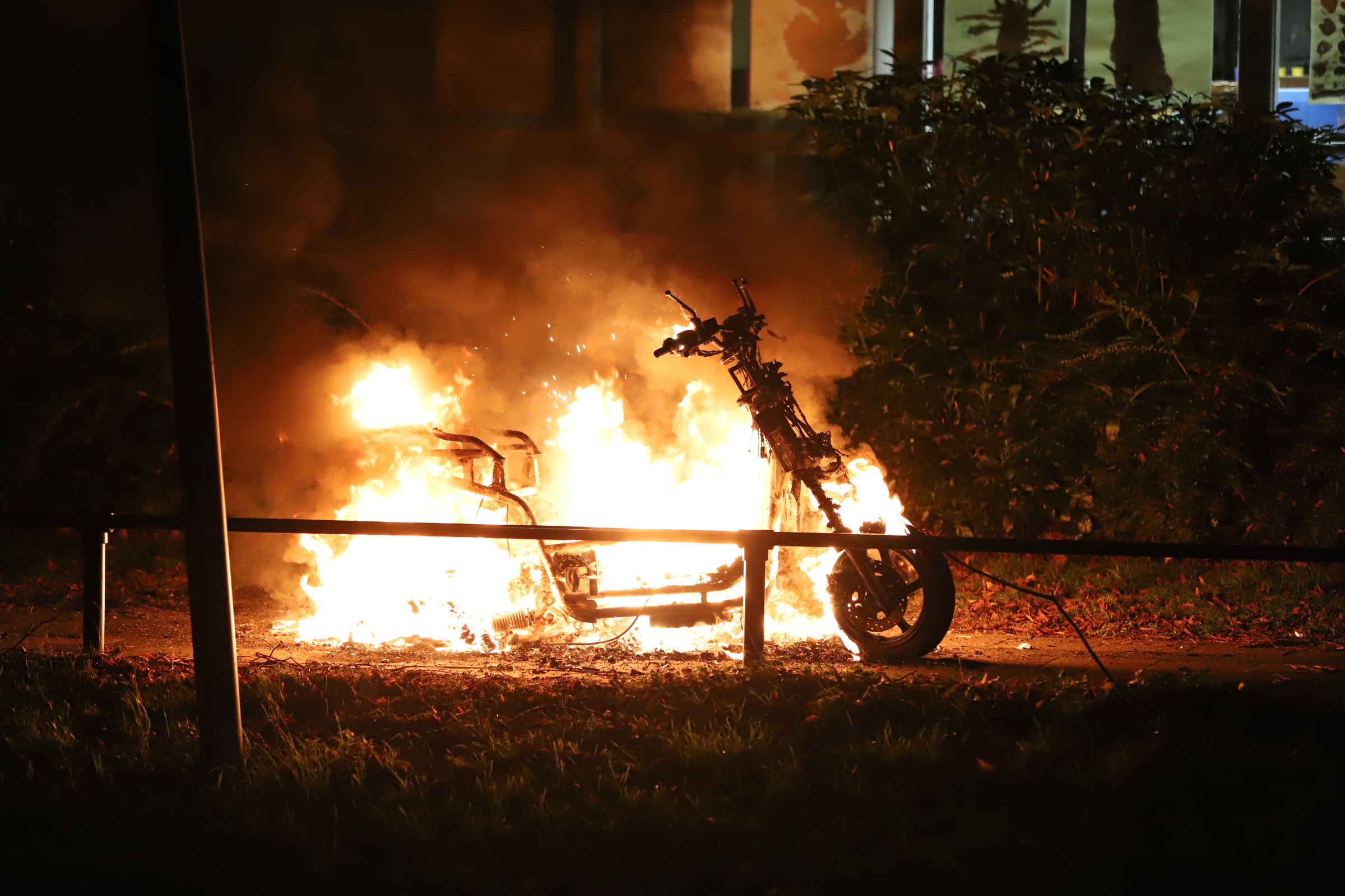 Scooter in brand gestoken aan Rijswijkse Dr. Poelslaan