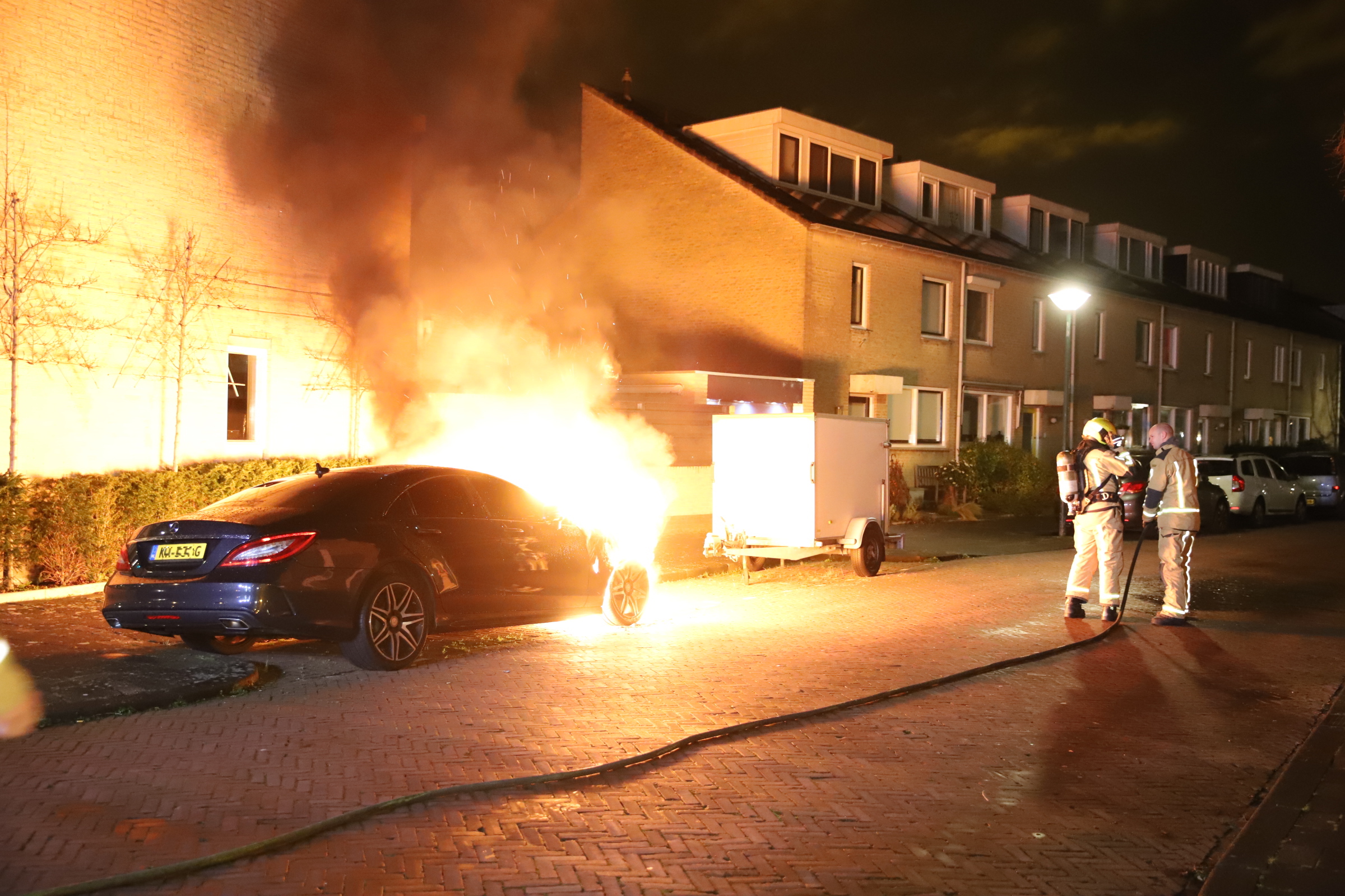Auto gaat volledig in vlammen op aan Rijswijkse Kievitlaan