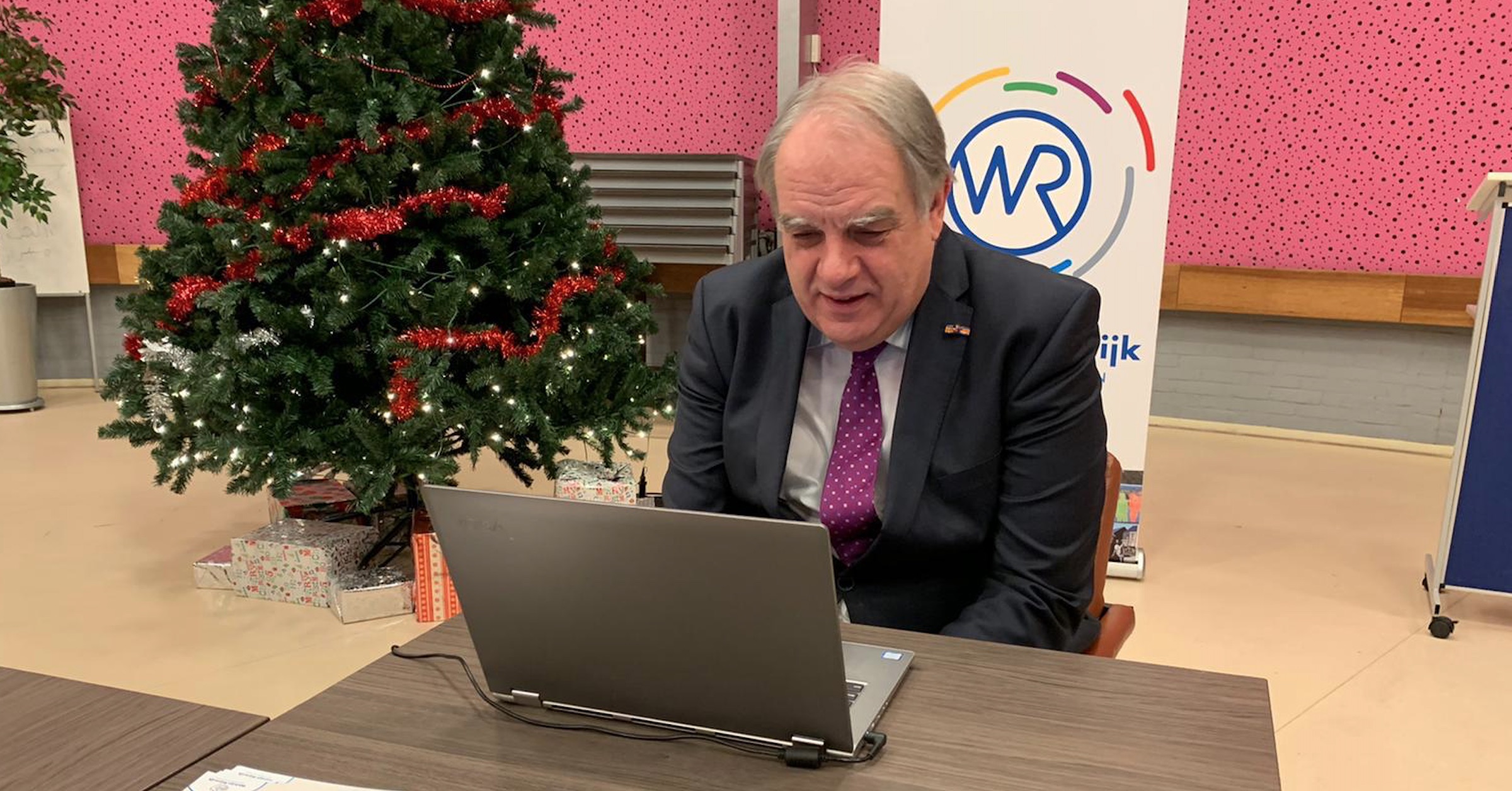 Burgemeester en wethouders bellen met ouderen