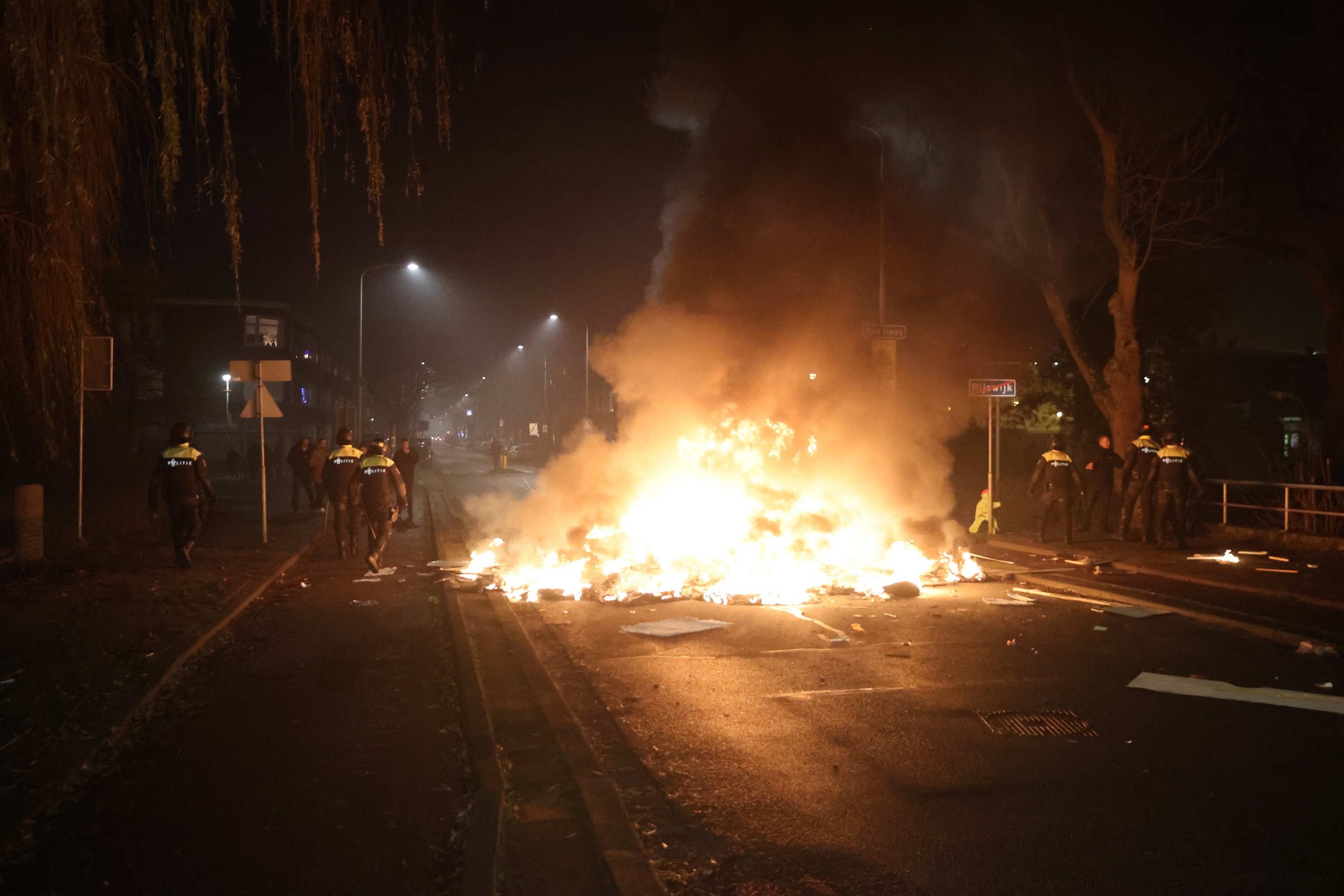 Caravan met gasflessen in brand aan Steenlaan Rijswijk