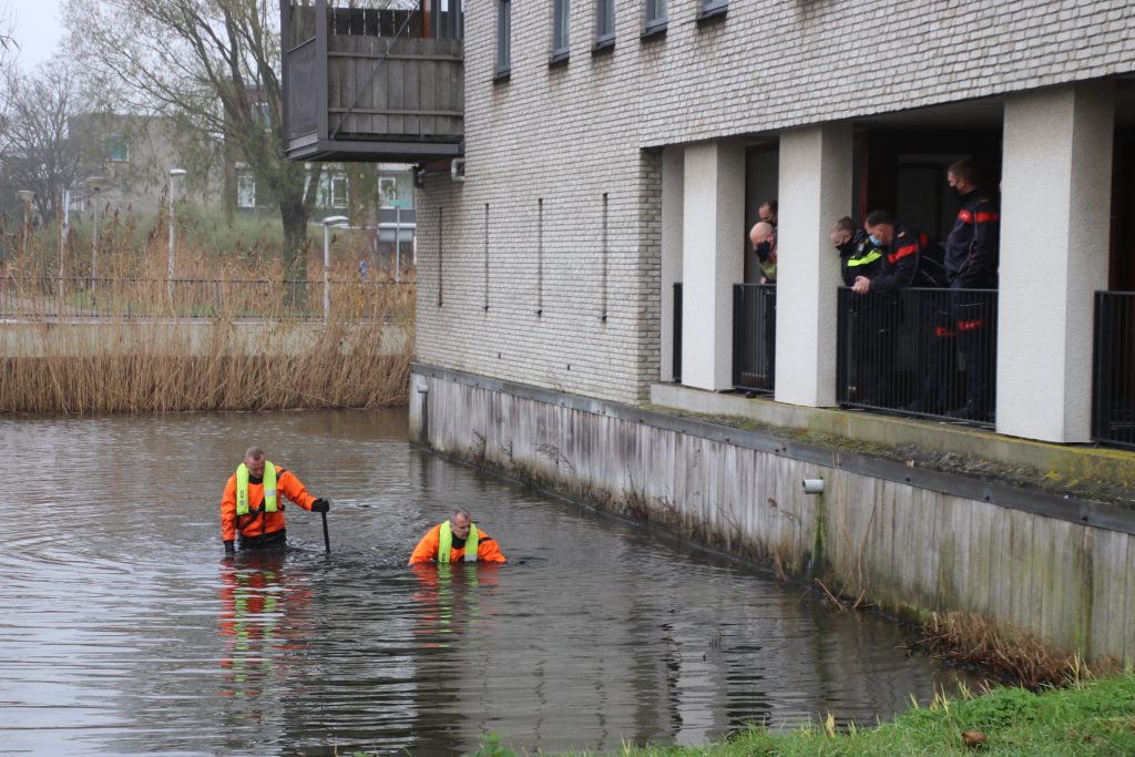 Brandweer zoekt in water Thurlede naar voorwerp