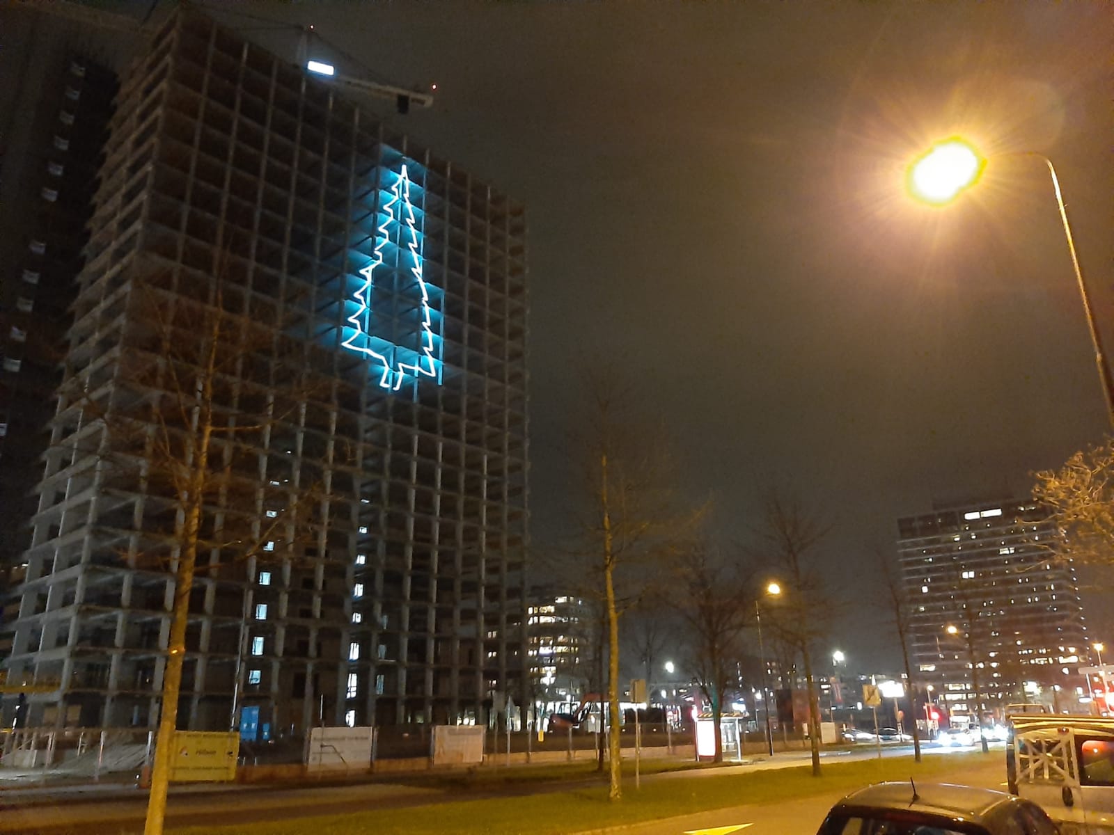 Grote verlichte kerstboom op oud COA gebouw