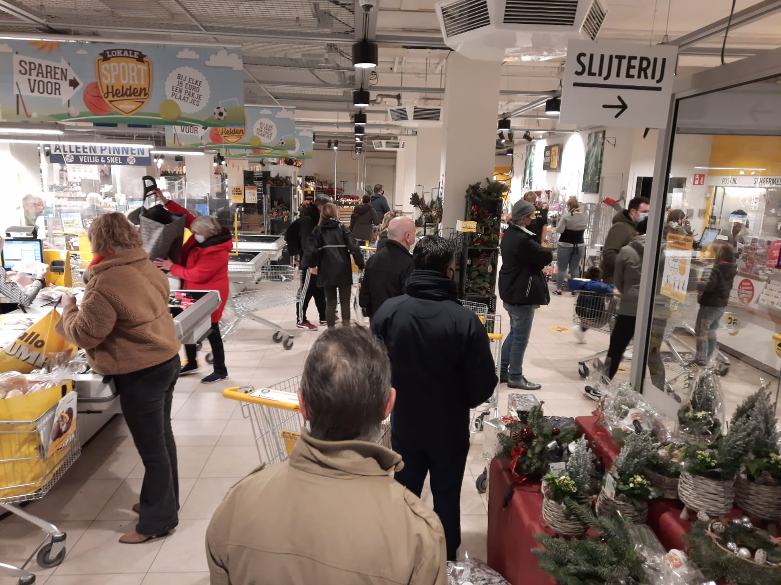 Drukte bij supermarkten voor de kerstinkopen