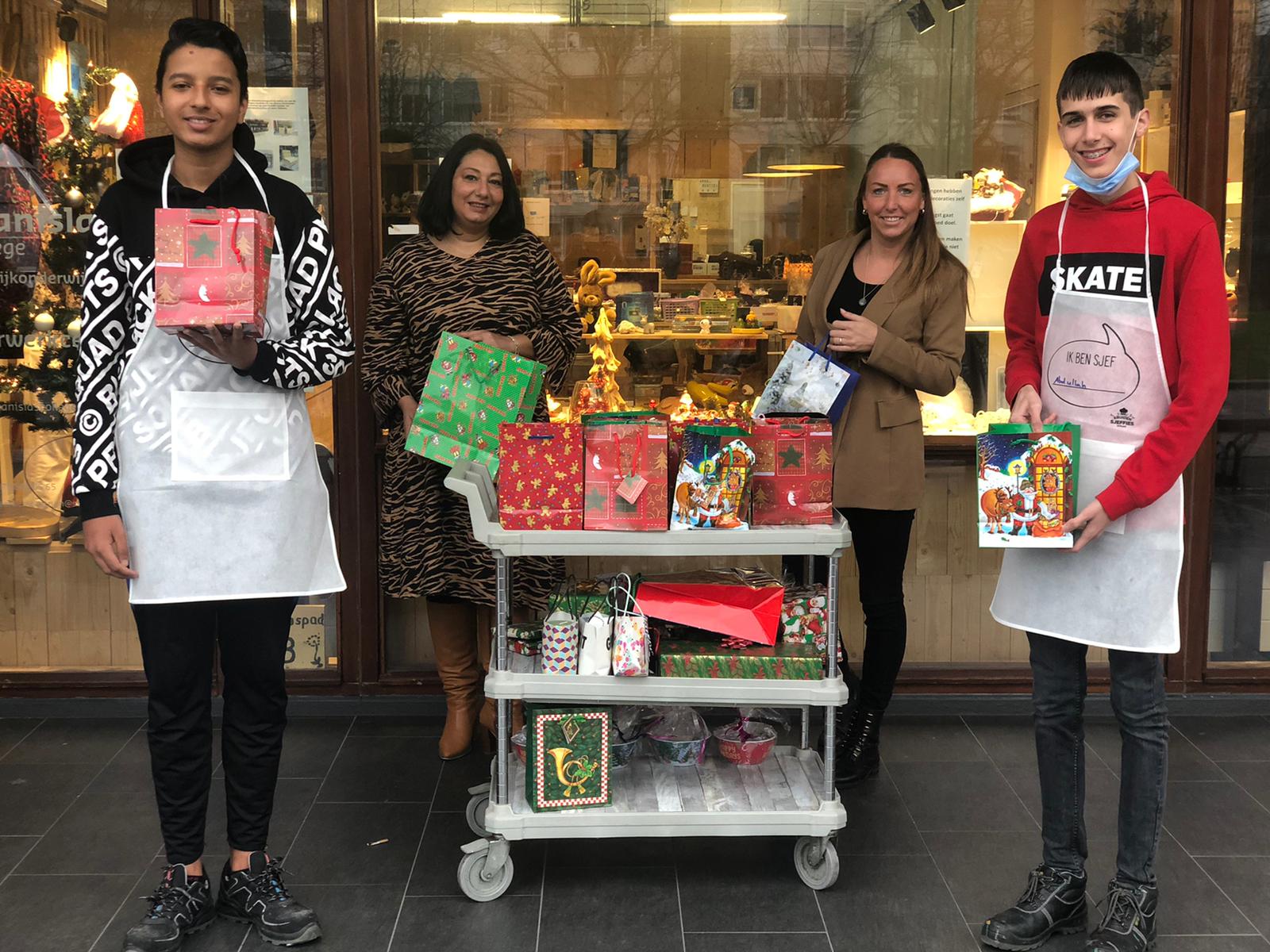 Leerlingen Stanislascollege delen kerstpakketten uit tegen eenzaamheid