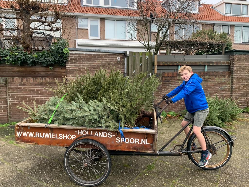 10-jarige Walter haalt kerstbomen op voor goede doel in Voorburg