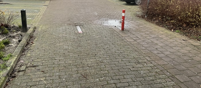 Neergeklapte paaltjes bij fietspaden