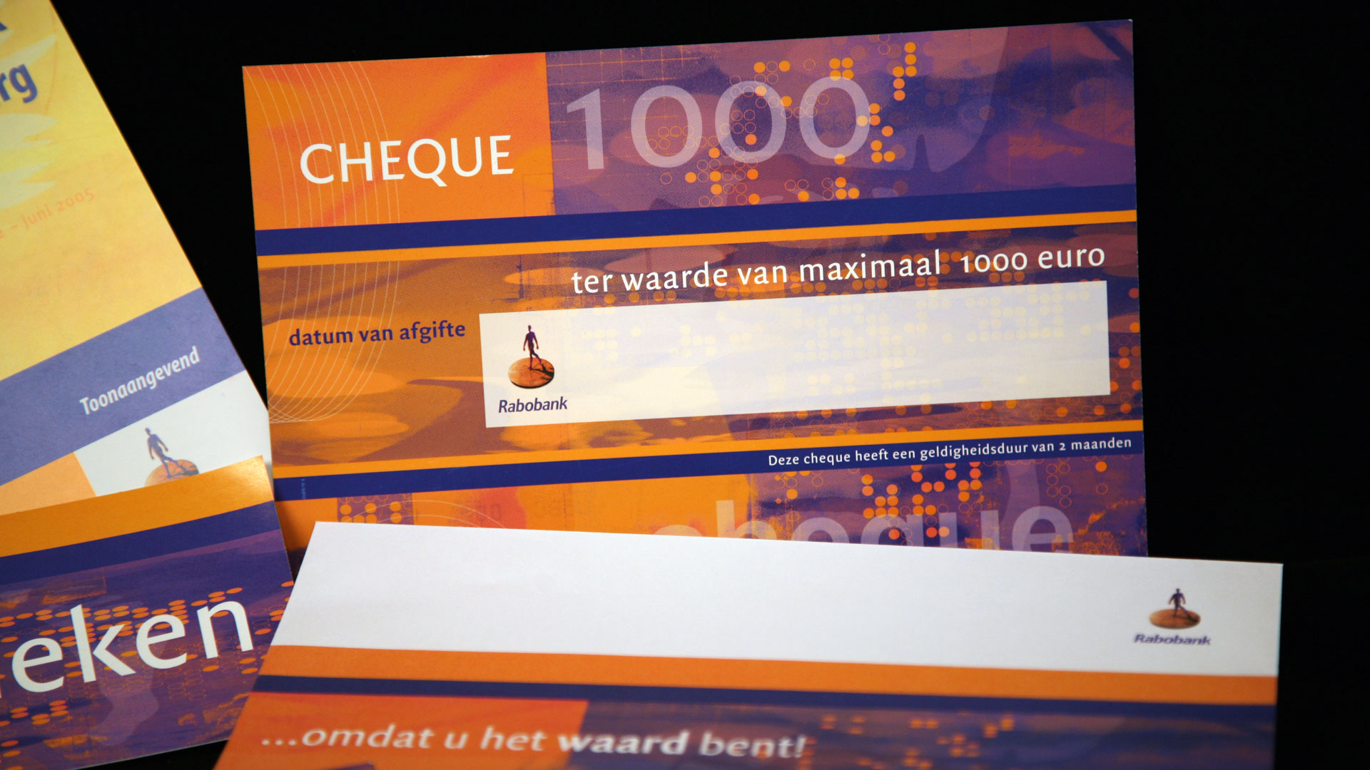 Woej ontvangt cheque voor kerstactie